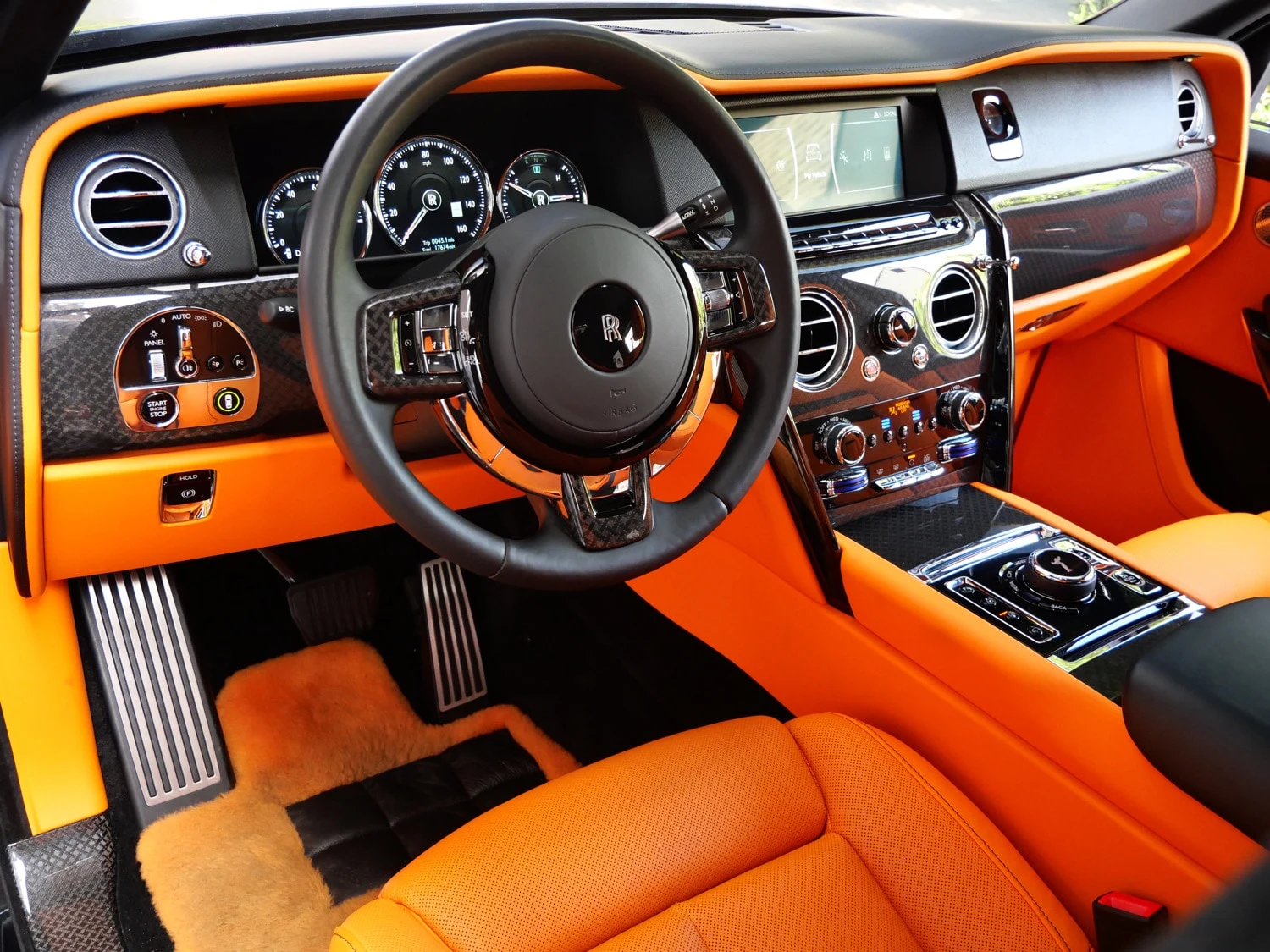 2023 Rolls-Royce Black Badge Cullinan interior, Mandarin
