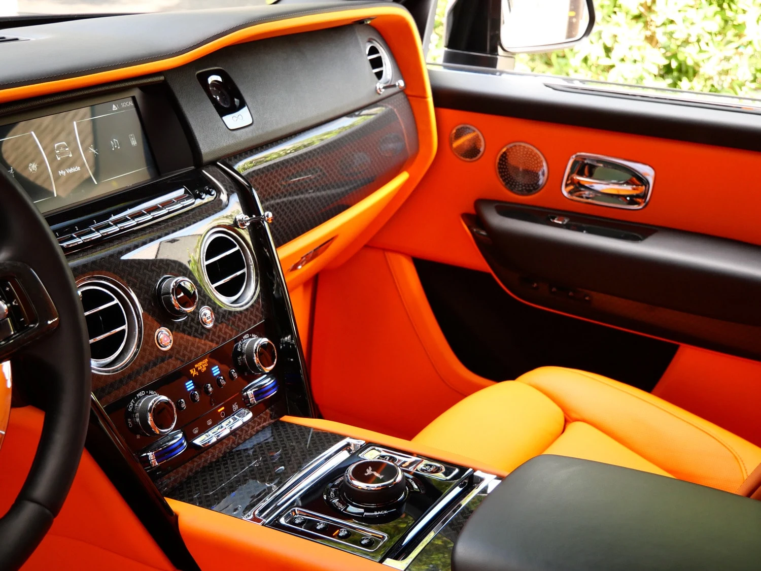 2023 Rolls-Royce Black Badge Cullinan interior, Mandarin