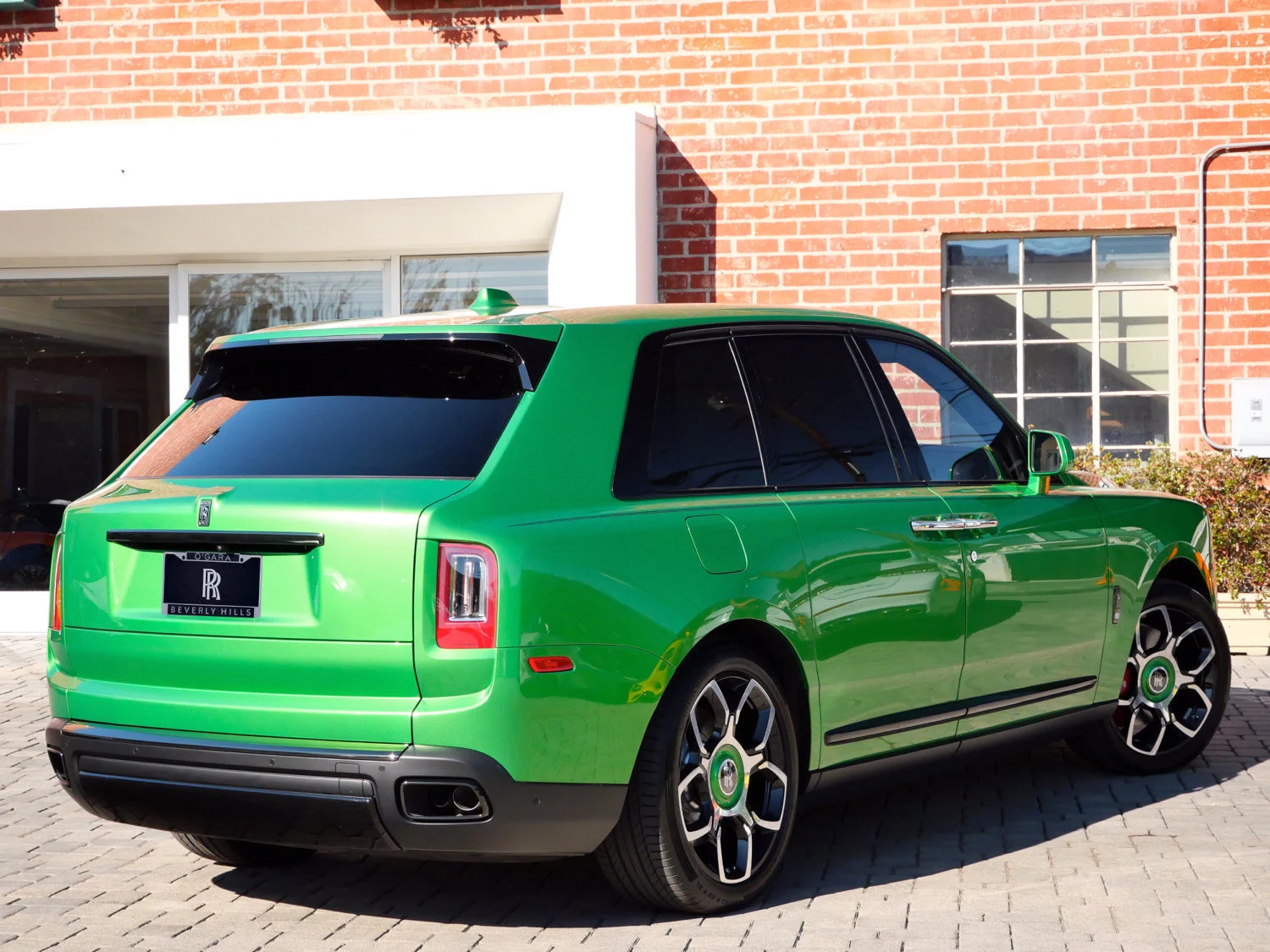 2023 Rolls-Royce Black Badge Cullinan, rear three-quarter view, Green