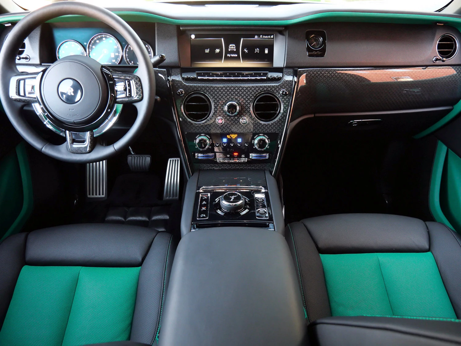 2023 Rolls-Royce Black Badge Cullinan interior, Black/Emerald Green