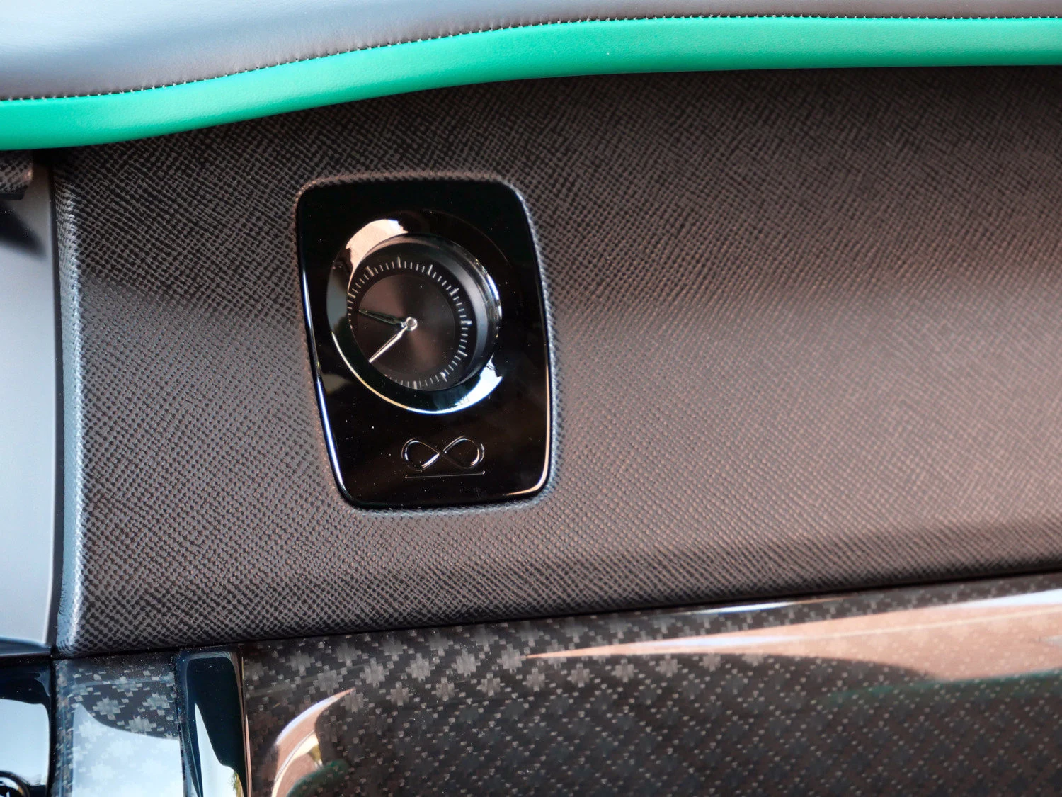 2023 Rolls-Royce Black Badge Cullinan interior, door panel, Black/Emerald Green