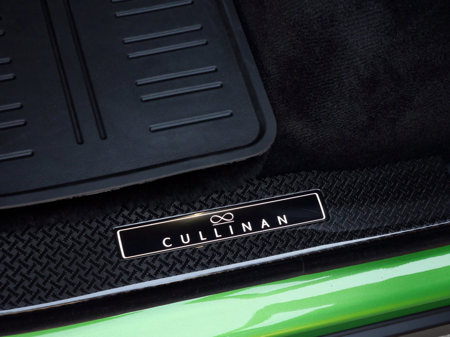 2023 Rolls-Royce Black Badge Cullinan interior, door sill, Black/Emerald Green