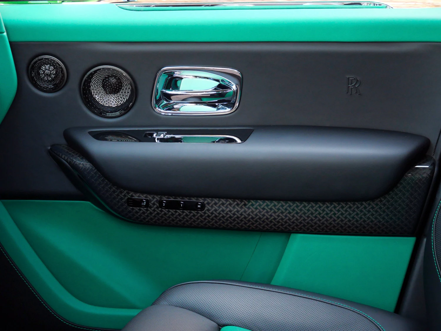 2023 Rolls-Royce Black Badge Cullinan interior, door panel, Black/Emerald Green
