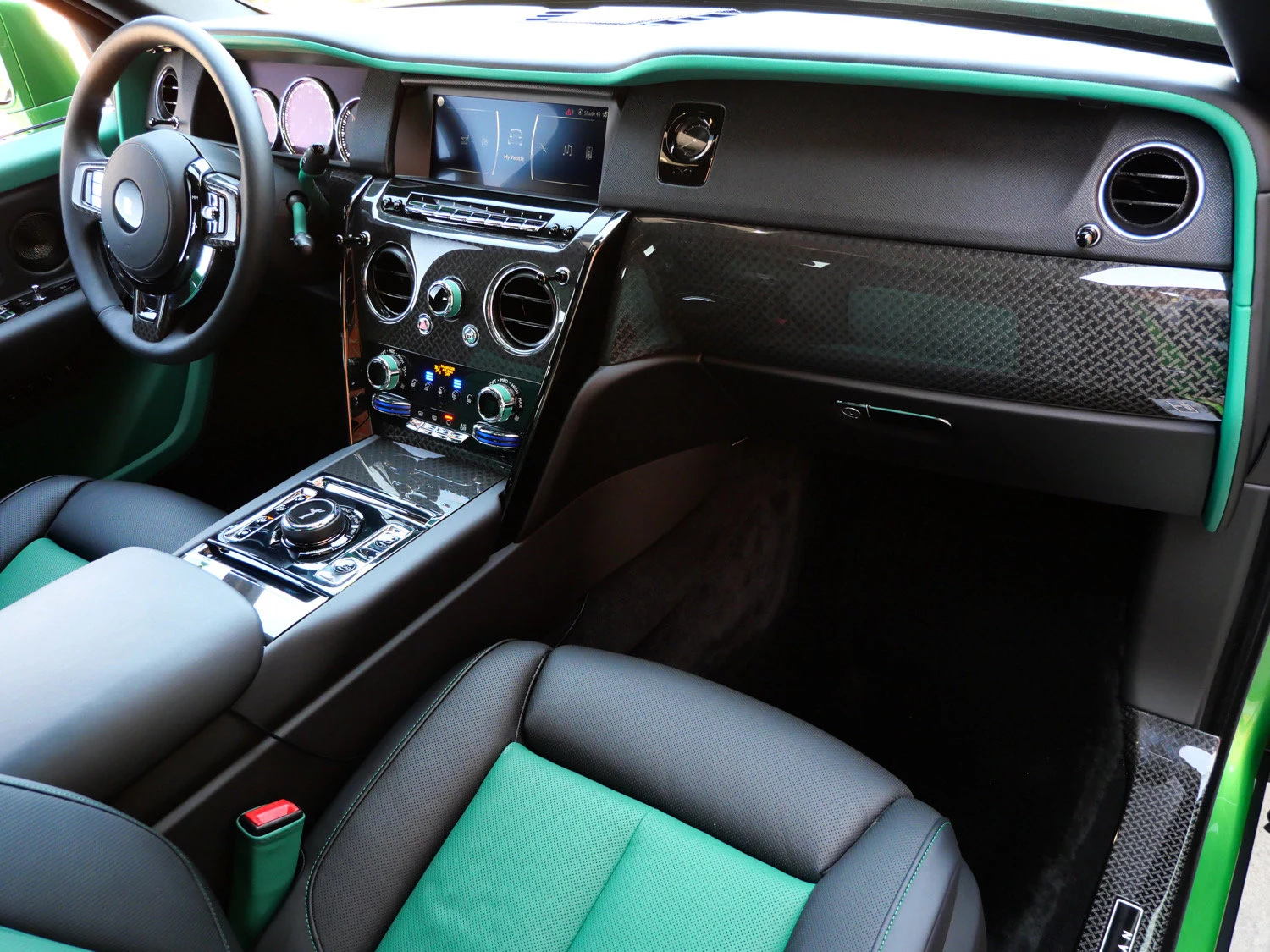 2023 Rolls-Royce Black Badge Cullinan interior, Black/Emerald Green