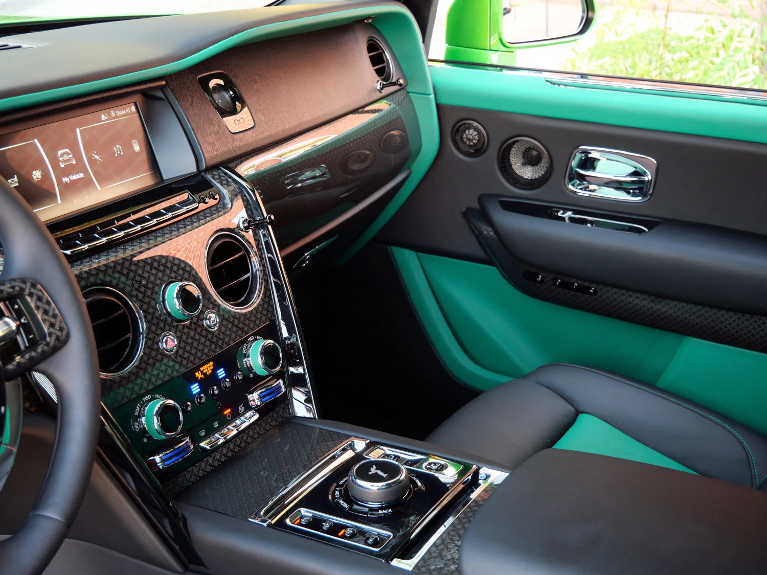2023 Rolls-Royce Black Badge Cullinan interior, Black/Emerald Green