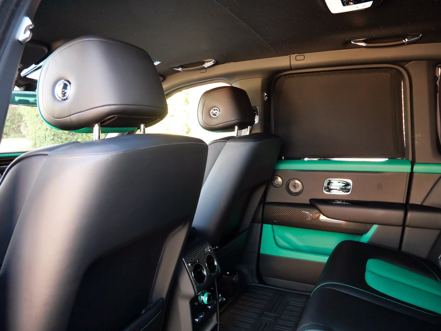 2023 Rolls-Royce Black Badge Cullinan interior, seats, Black/Emerald Green