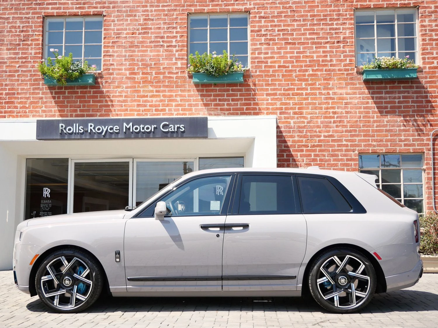 2027 Rolls-Royce Black Badge Cullinan for sale, exterior, Grey