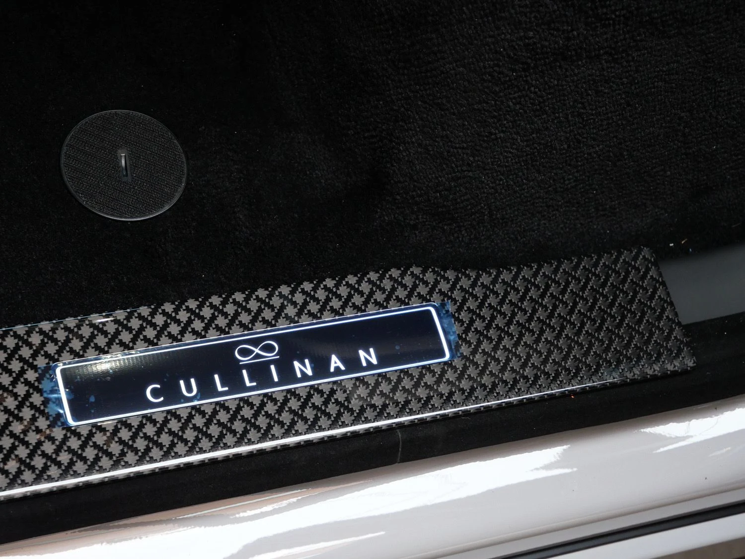 2027 Rolls-Royce Black Badge Cullinan interior, door sill, Turchese