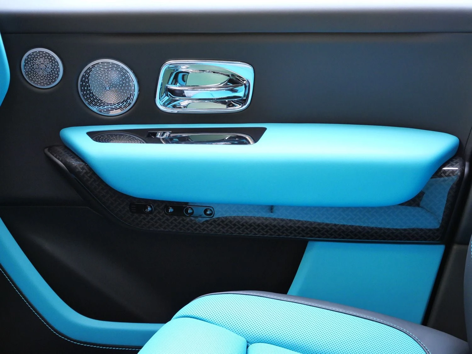 2027 Rolls-Royce Black Badge Cullinan interior, door panel, Turchese