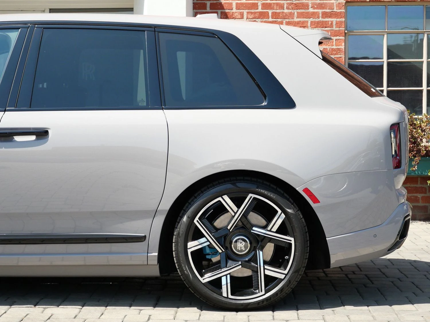 2027 Rolls-Royce Black Badge Cullinan for sale, exterior, Grey