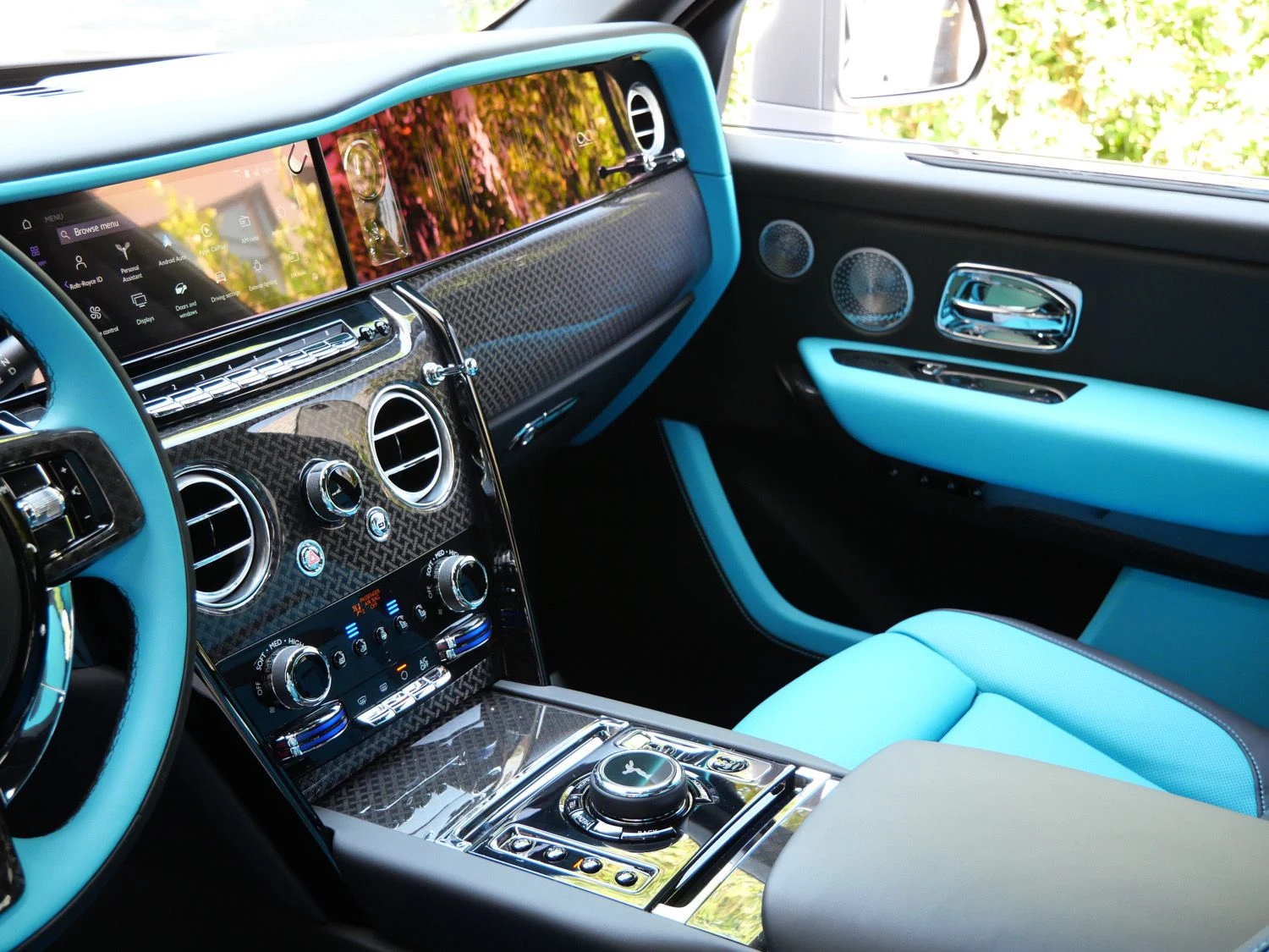 2027 Rolls-Royce Black Badge Cullinan interior, dashboard, Turchese