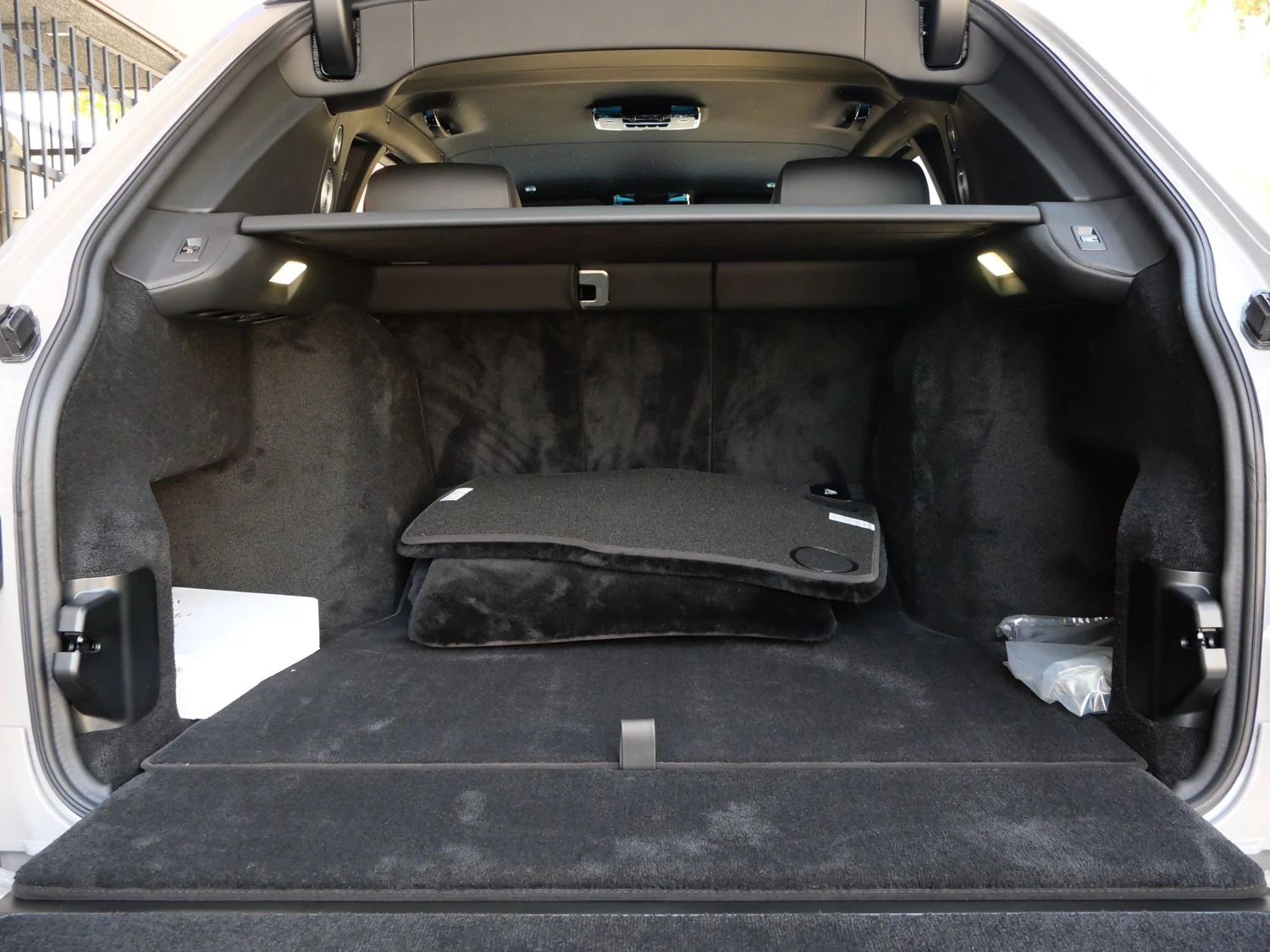 2027 Rolls-Royce Black Badge Cullinan trunk