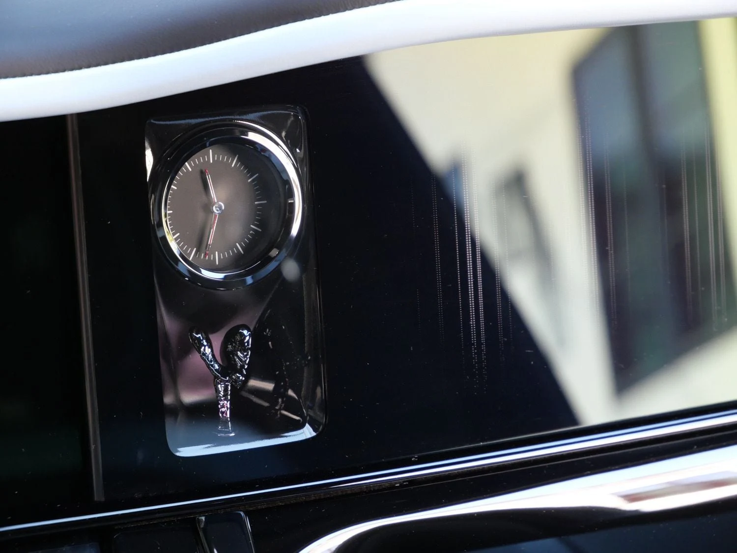 2027 Rolls-Royce Black Badge Cullinan interior, Charles Blue