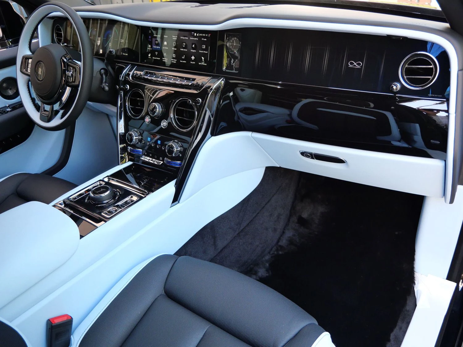 2027 Rolls-Royce Black Badge Cullinan interior, Charles Blue
