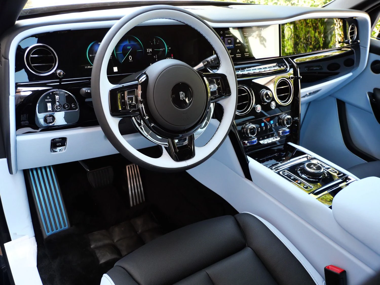 2027 Rolls-Royce Black Badge Cullinan interior, dashboard, Charles Blue