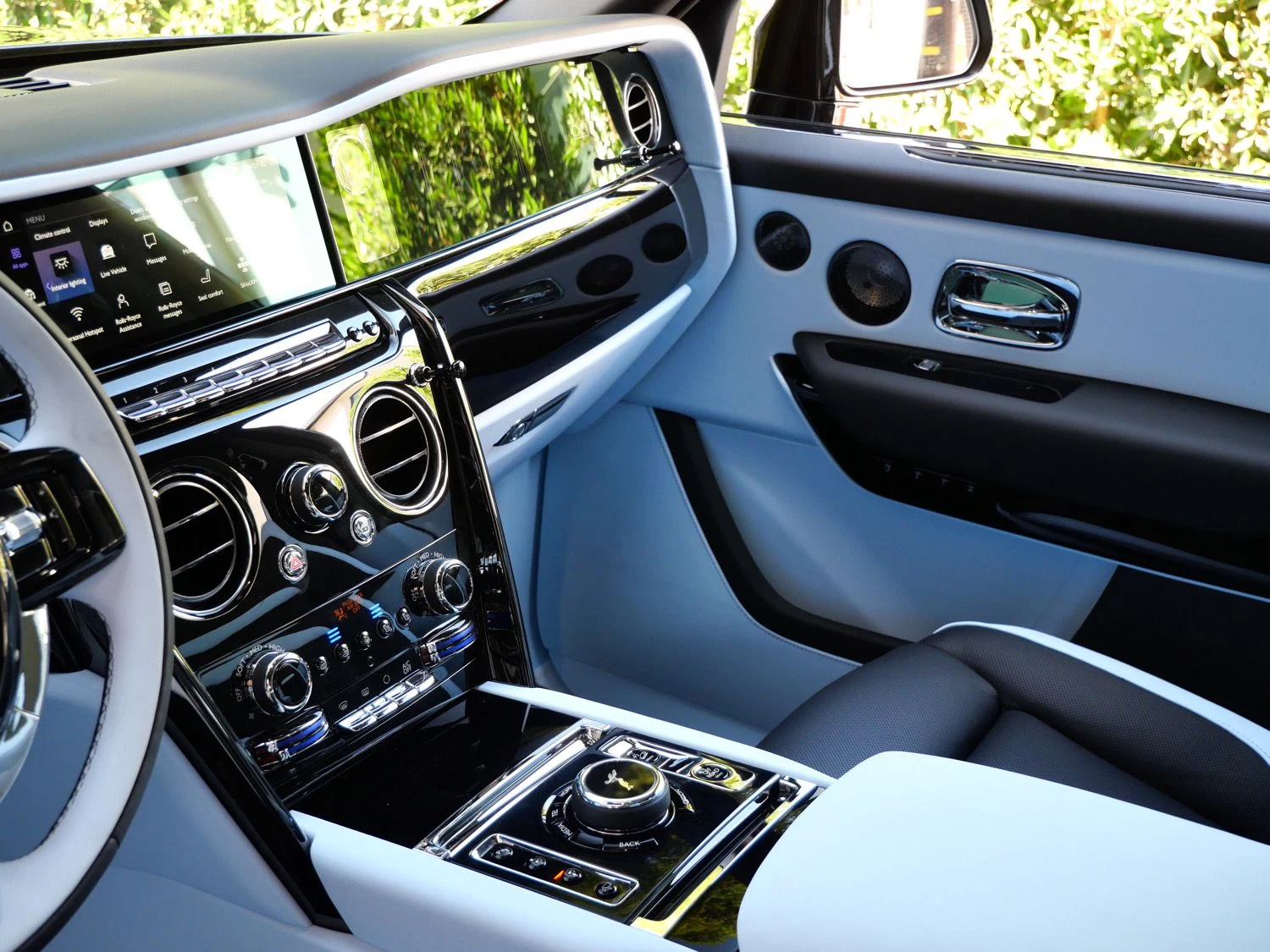 2027 Rolls-Royce Black Badge Cullinan interior, Charles Blue