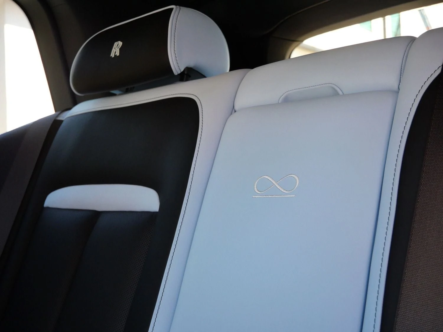 2027 Rolls-Royce Black Badge Cullinan interior, seats, Charles Blue