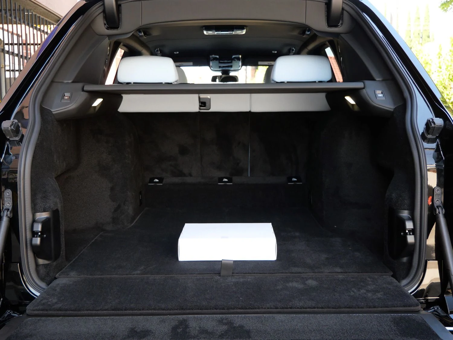 2027 Rolls-Royce Black Badge Cullinan trunk