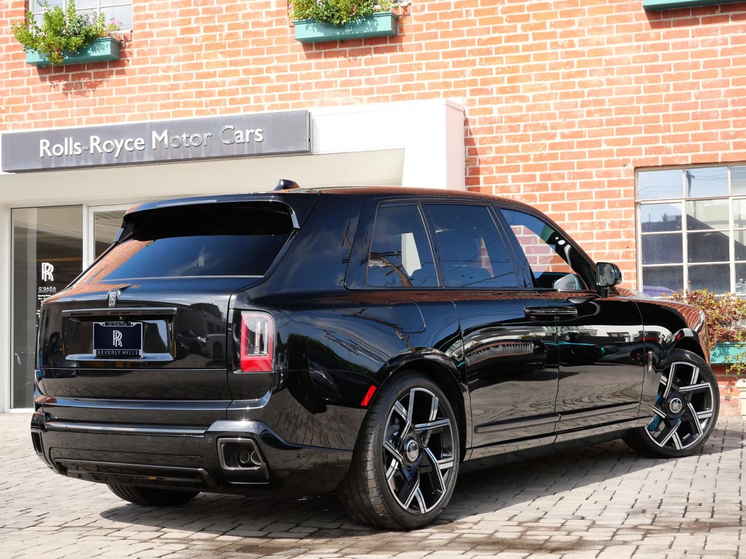 2027 Rolls-Royce Black Badge Cullinan, rear three-quarter view, Black