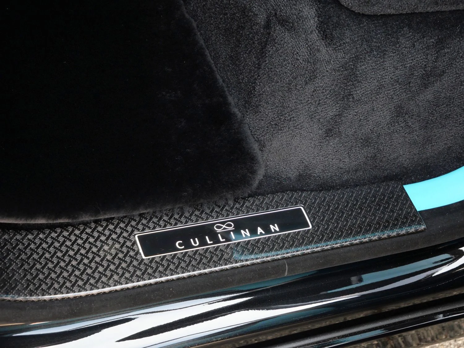 2027 Rolls-Royce Black Badge Cullinan interior, door sill, Turchese