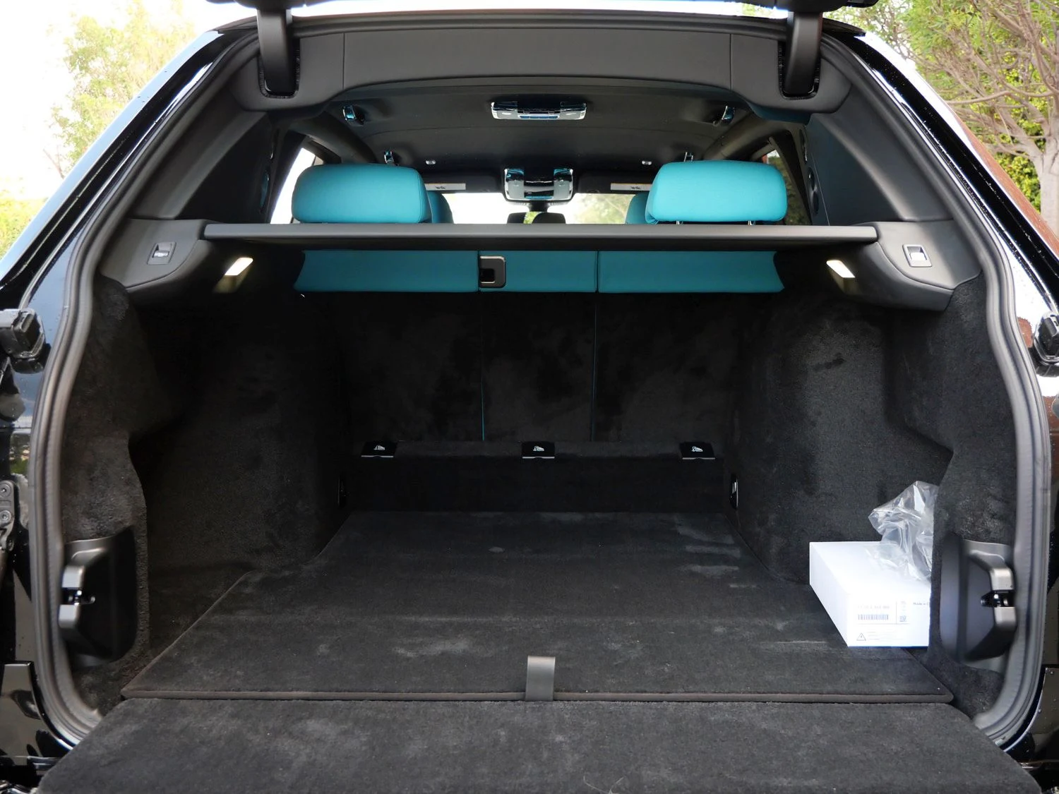 2027 Rolls-Royce Black Badge Cullinan trunk