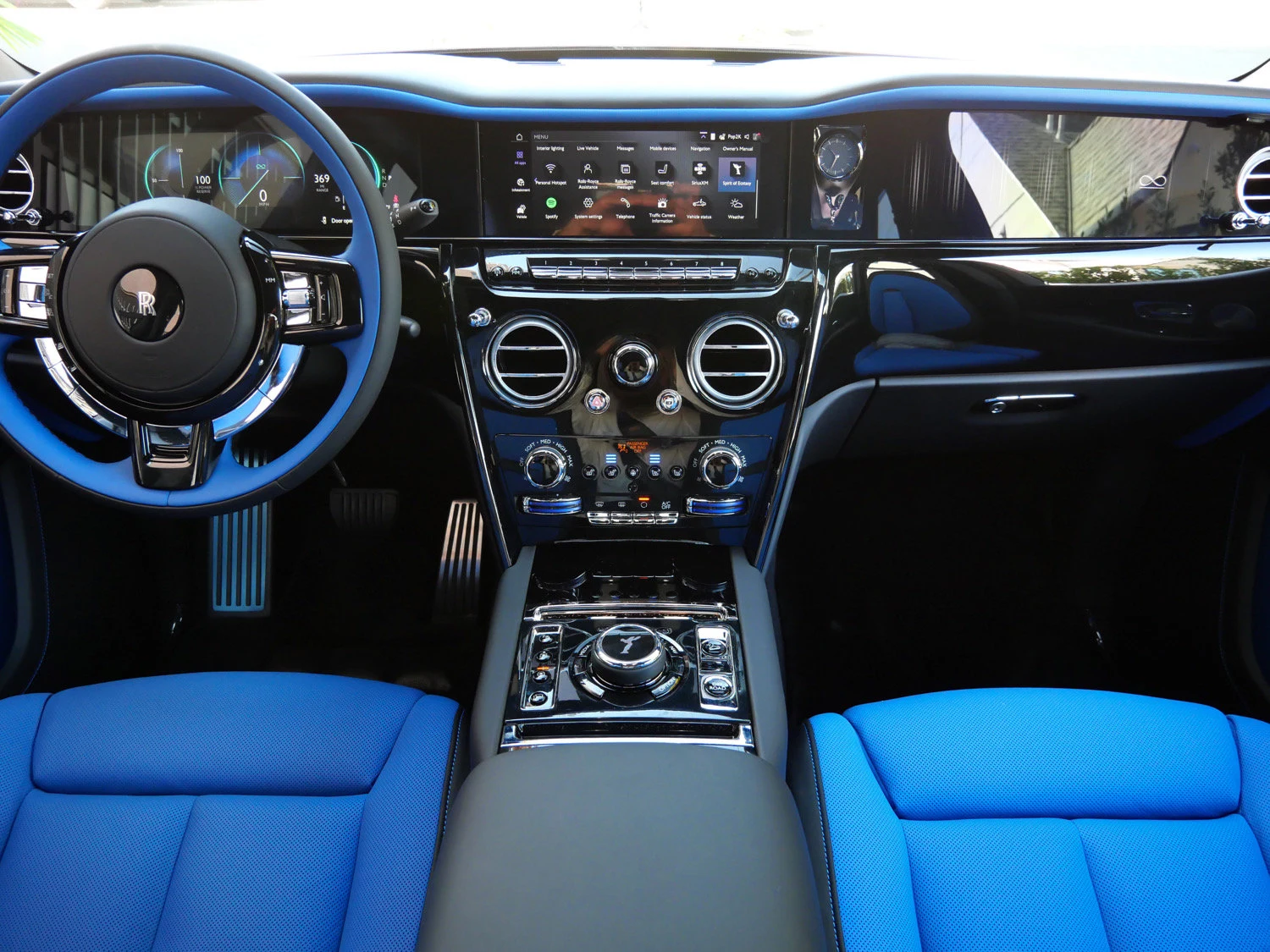2027 Rolls-Royce Black Badge Cullinan interior, Black/Radiant Blue