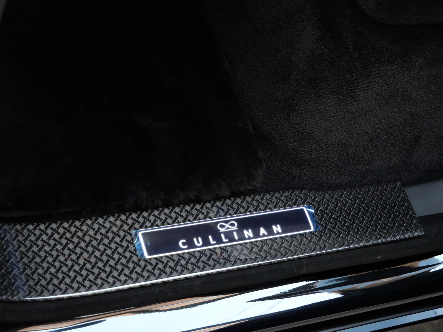 2027 Rolls-Royce Black Badge Cullinan interior, door sill, Black/Radiant Blue