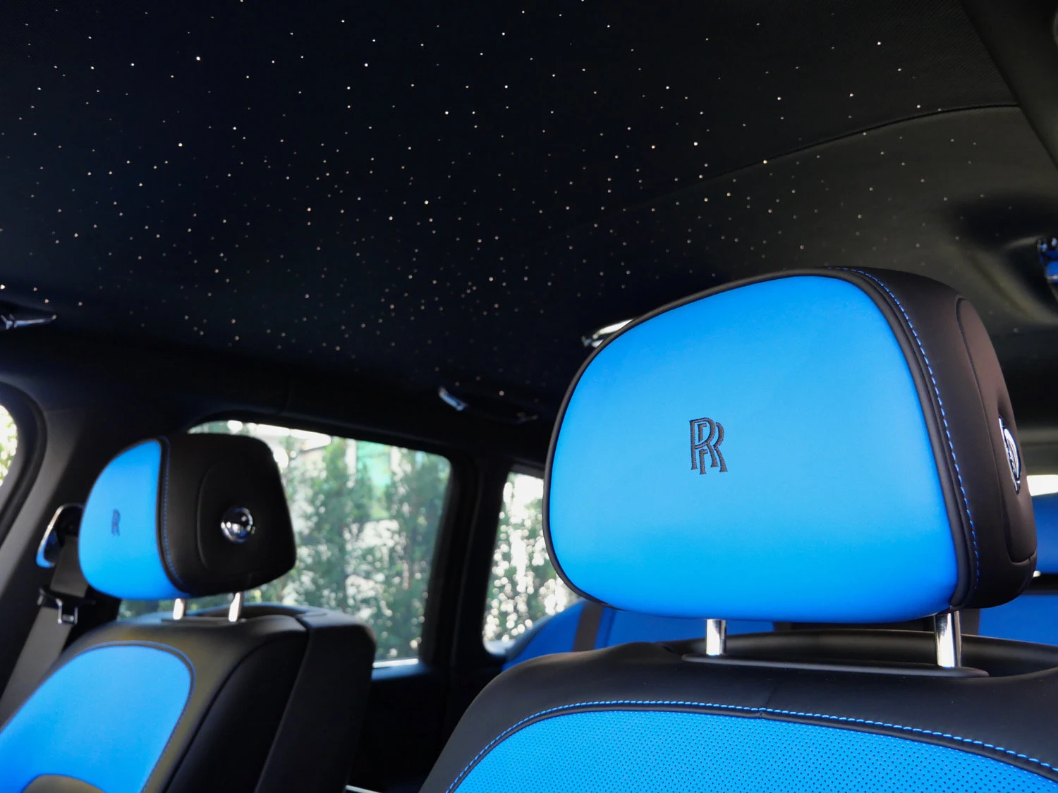 2027 Rolls-Royce Black Badge Cullinan interior, seats, Black/Radiant Blue