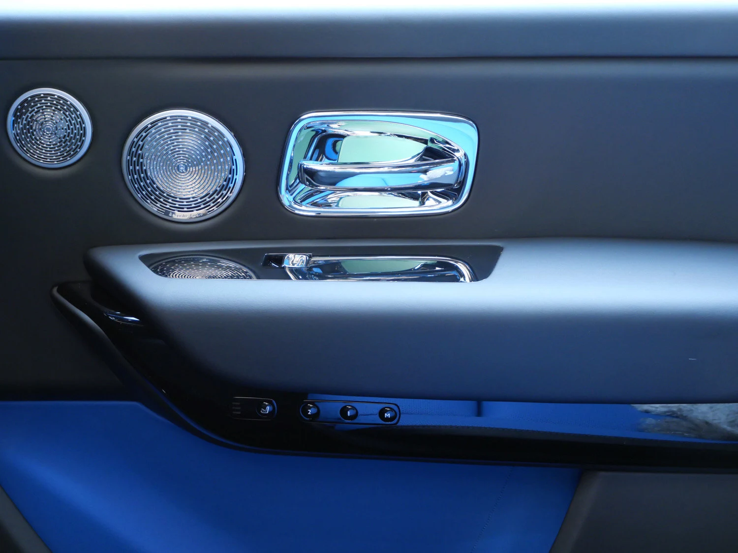 2027 Rolls-Royce Black Badge Cullinan interior, door panel, Black/Radiant Blue
