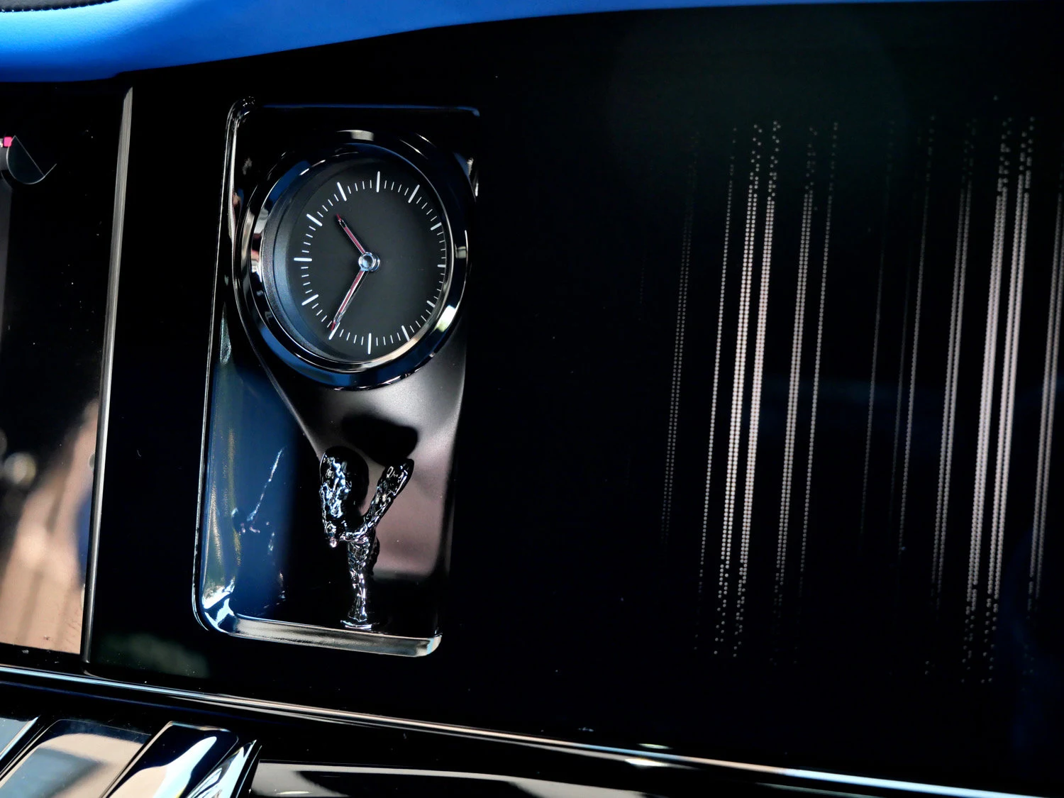 2027 Rolls-Royce Black Badge Cullinan interior, center console, Black/Radiant Blue