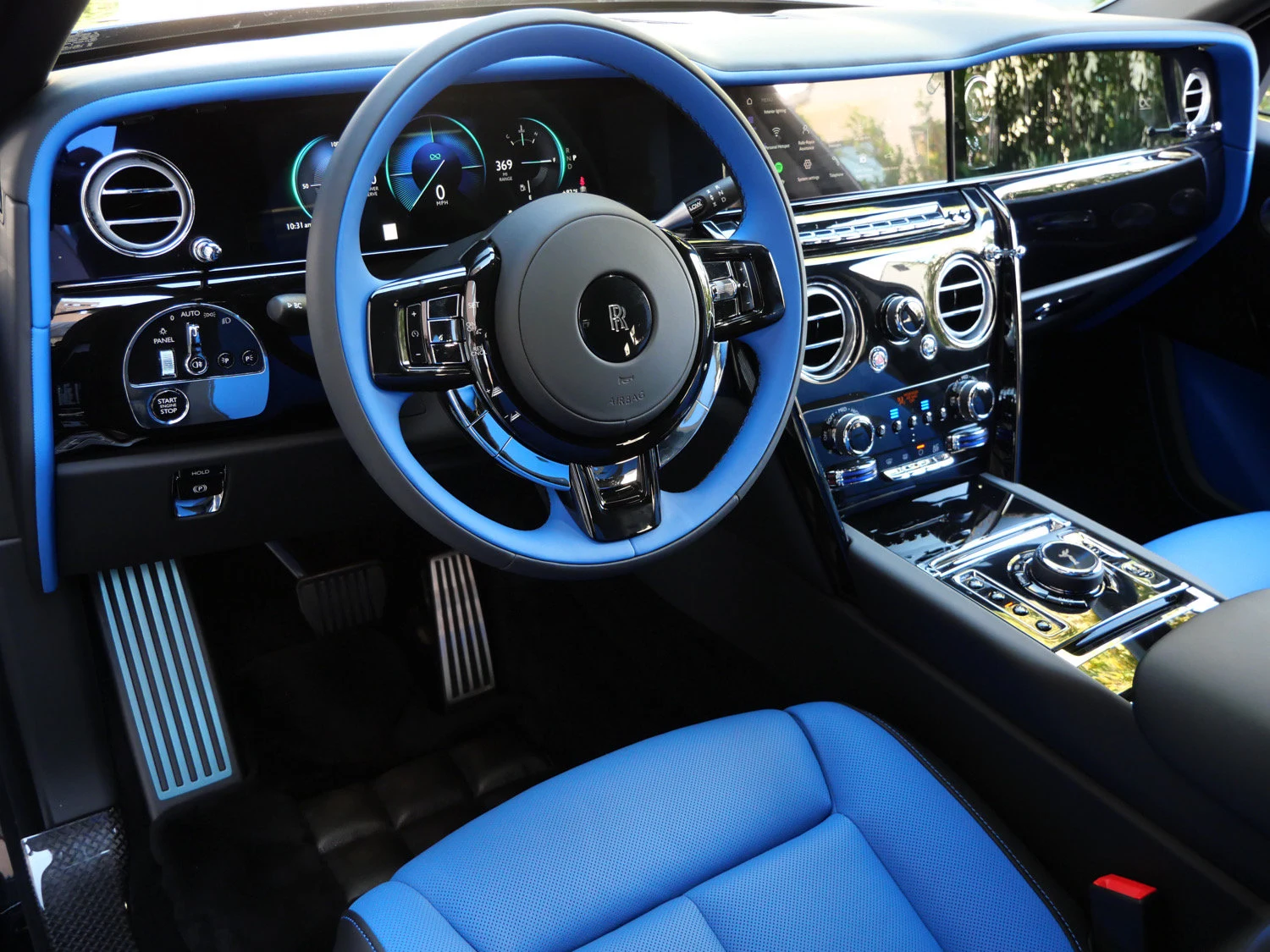 2027 Rolls-Royce Black Badge Cullinan interior, Black/Radiant Blue