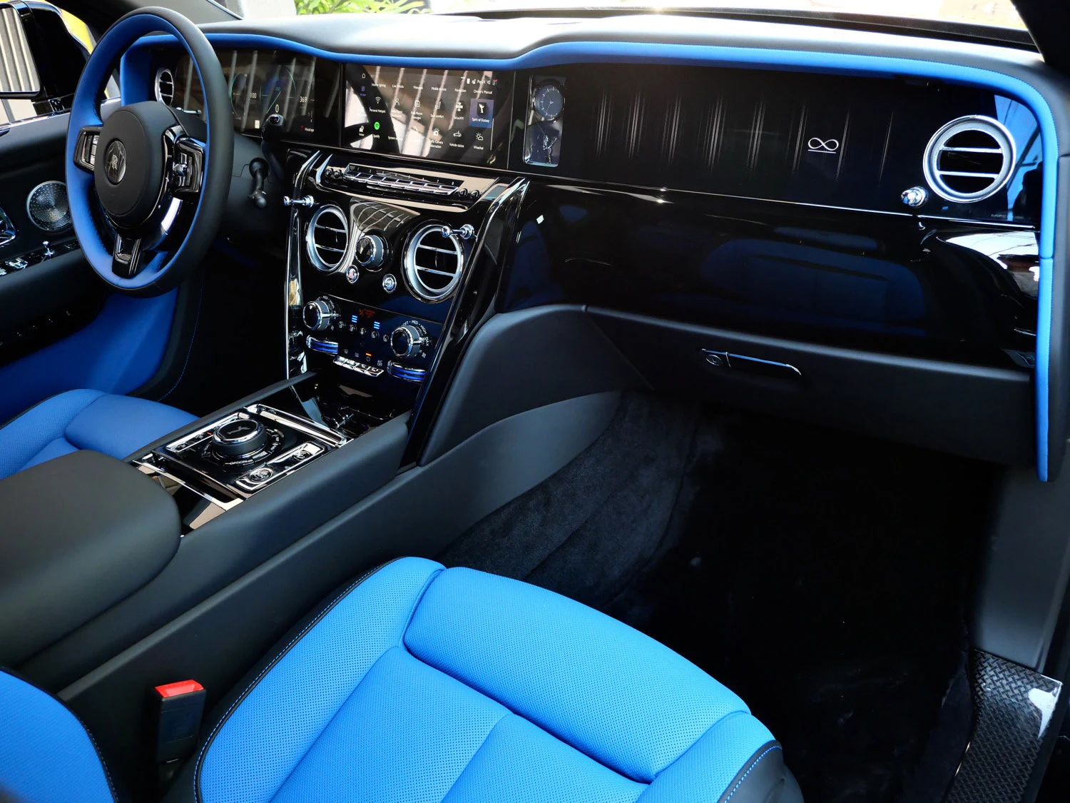 2027 Rolls-Royce Black Badge Cullinan interior, Black/Radiant Blue
