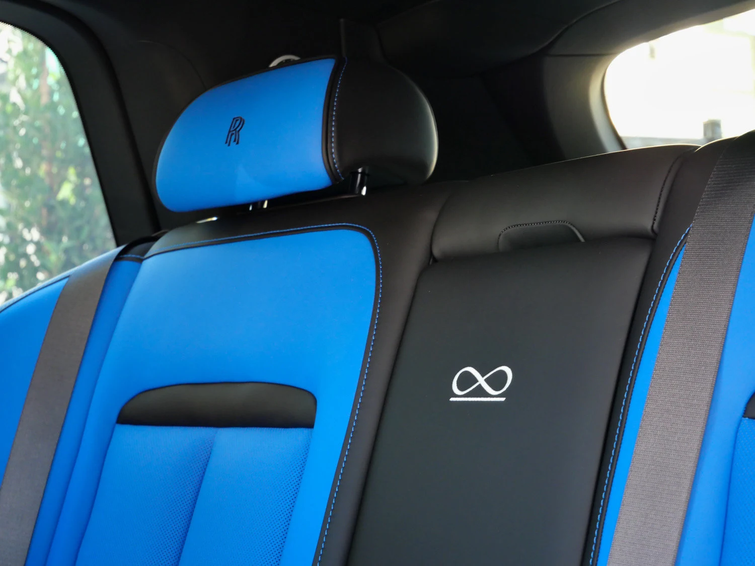 2027 Rolls-Royce Black Badge Cullinan interior, seats, Black/Radiant Blue