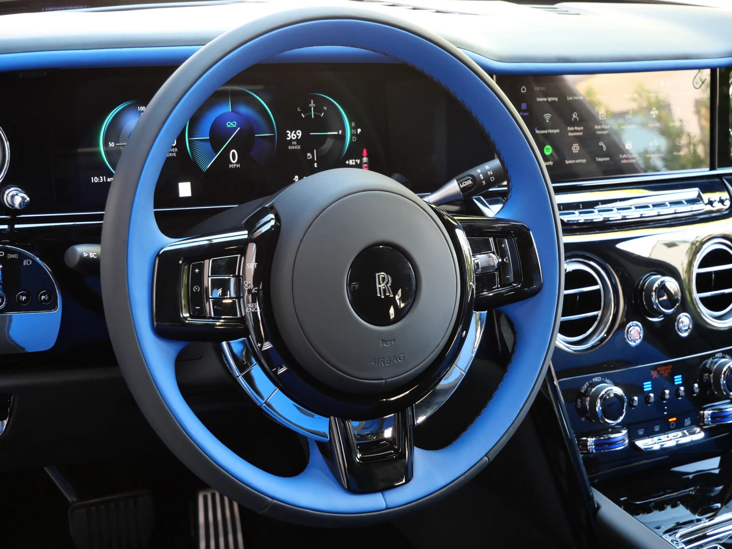 2027 Rolls-Royce Black Badge Cullinan interior, Black/Radiant Blue