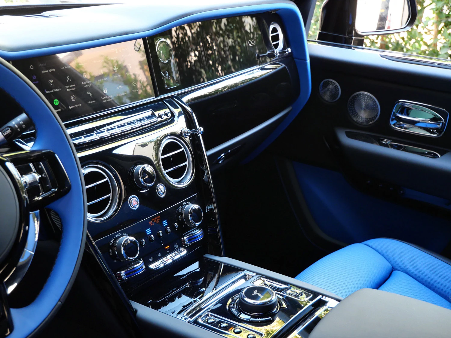 2027 Rolls-Royce Black Badge Cullinan interior, dashboard, Black/Radiant Blue