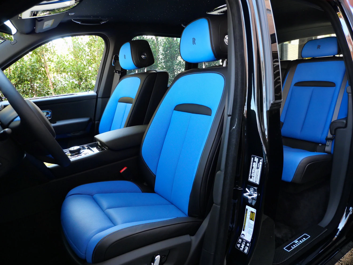 2027 Rolls-Royce Black Badge Cullinan interior, seats, Black/Radiant Blue