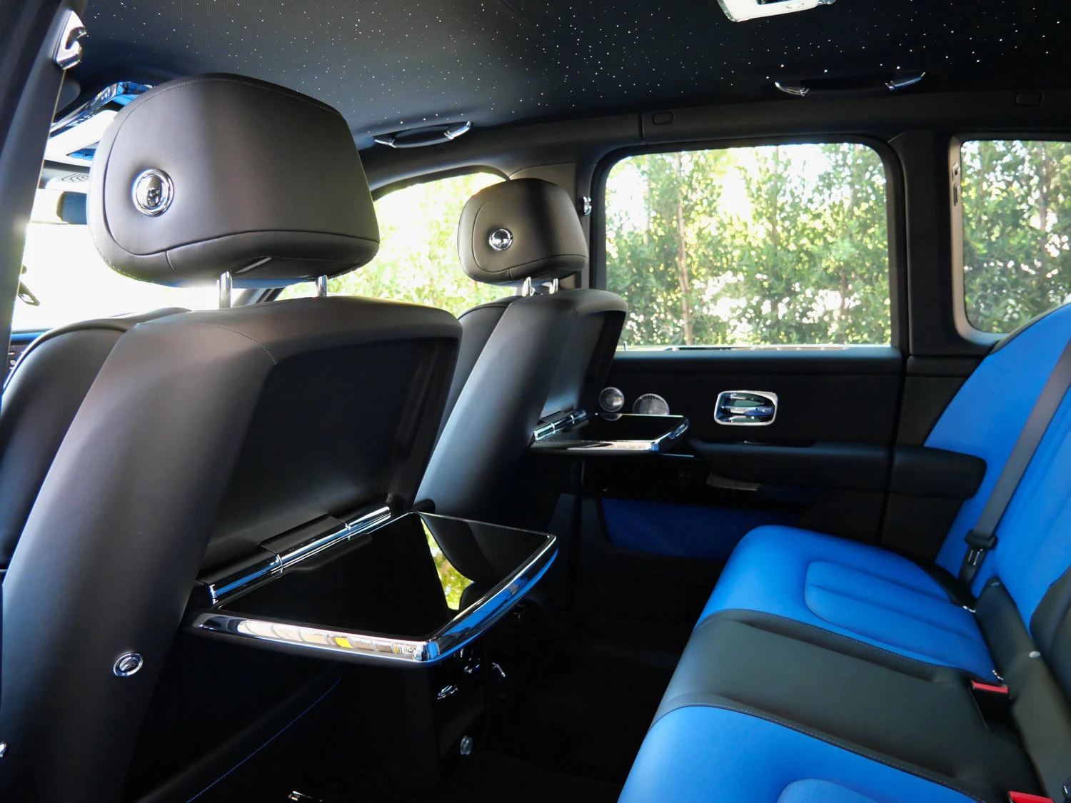 2027 Rolls-Royce Black Badge Cullinan interior, seats, Black/Radiant Blue