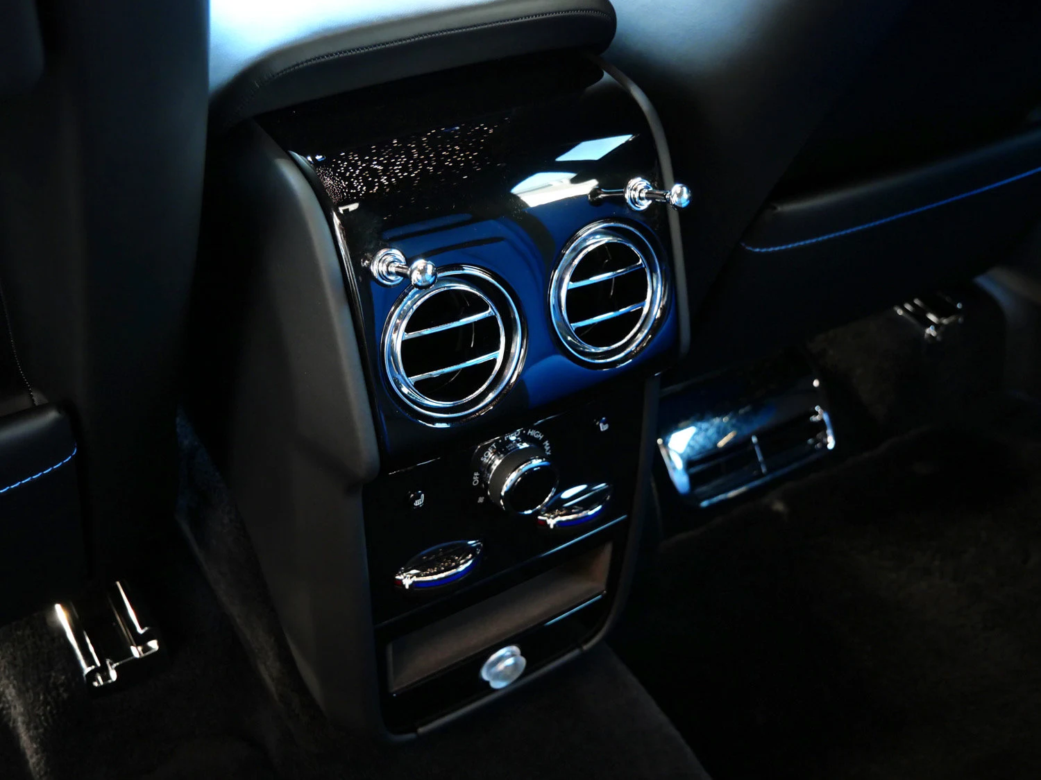 2027 Rolls-Royce Black Badge Cullinan interior, center console, Black/Radiant Blue