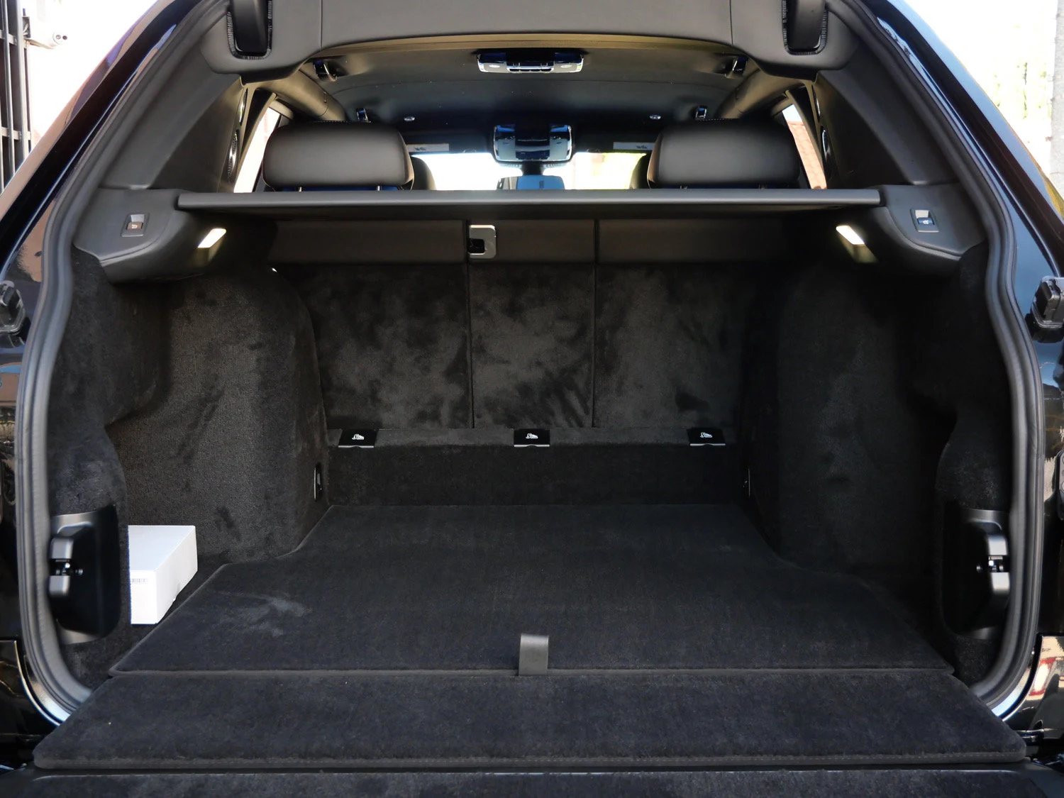 2027 Rolls-Royce Black Badge Cullinan trunk