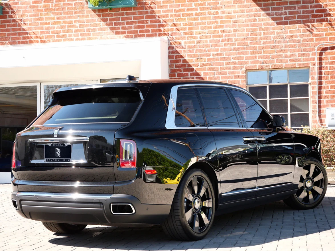 2022 Rolls-Royce Cullinan, rear three-quarter view, Black
