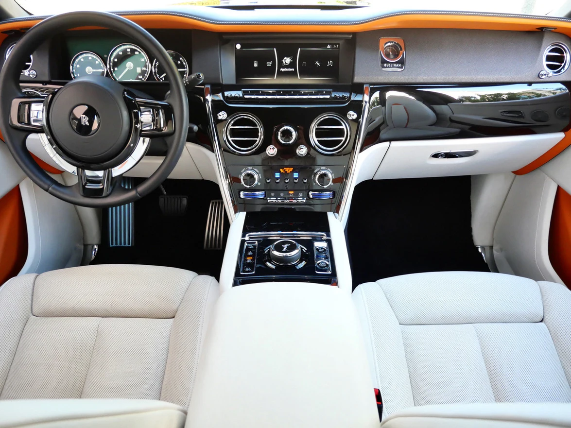 2022 Rolls-Royce Cullinan interior, Grace White