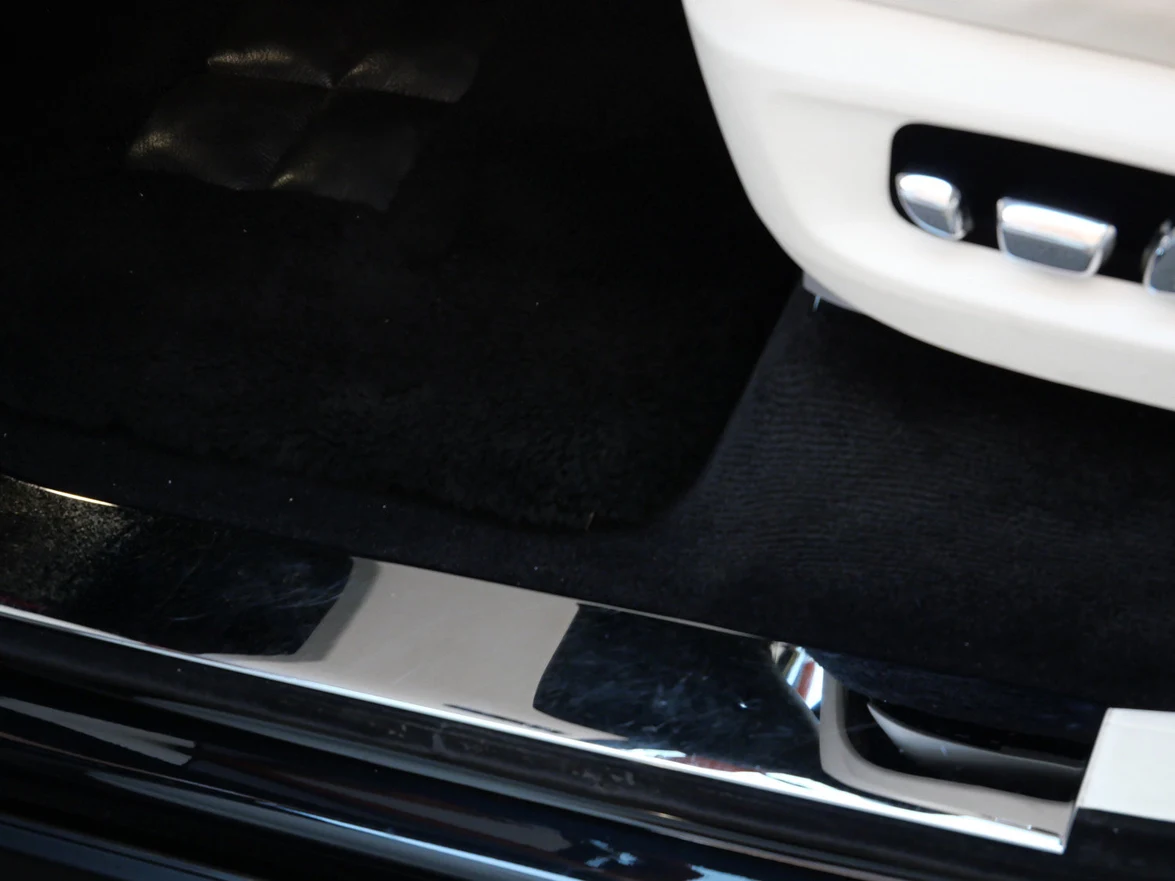 2022 Rolls-Royce Cullinan interior, door sill, Grace White