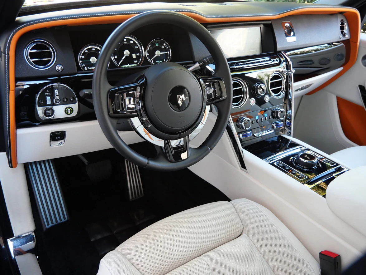 2022 Rolls-Royce Cullinan interior, dashboard, Grace White