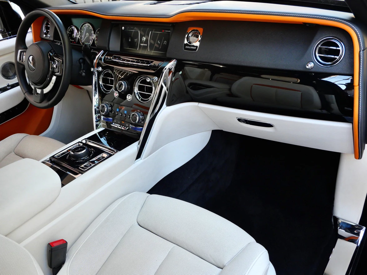 2022 Rolls-Royce Cullinan interior, Grace White