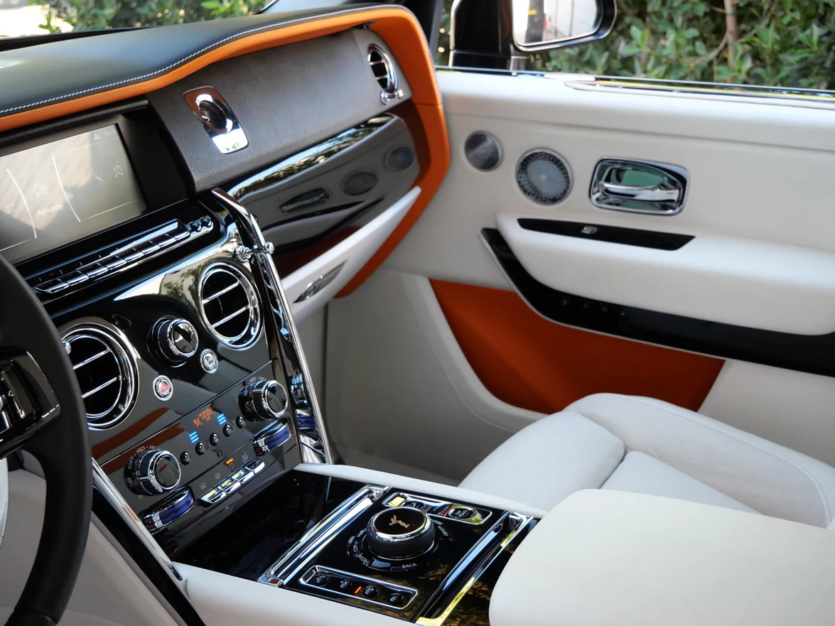 2022 Rolls-Royce Cullinan interior, Grace White