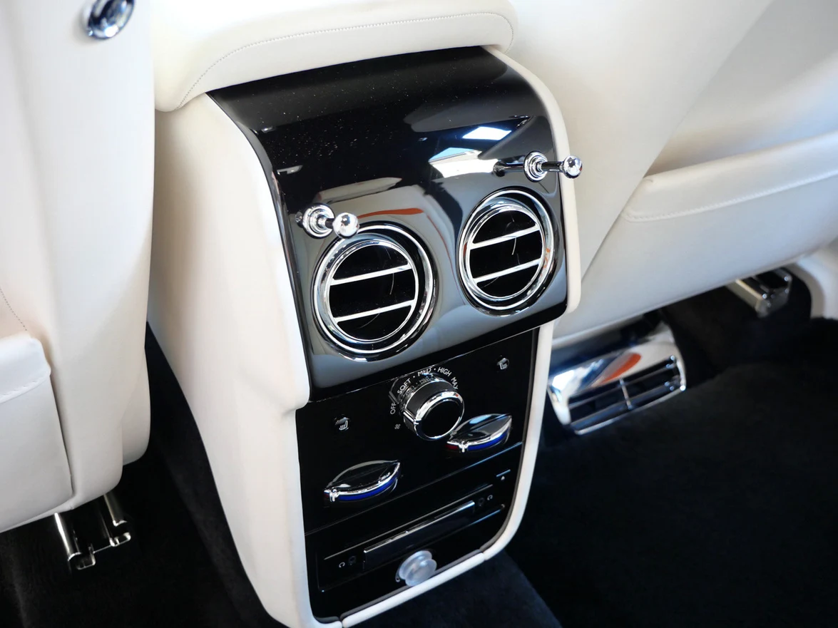 2022 Rolls-Royce Cullinan interior, Grace White