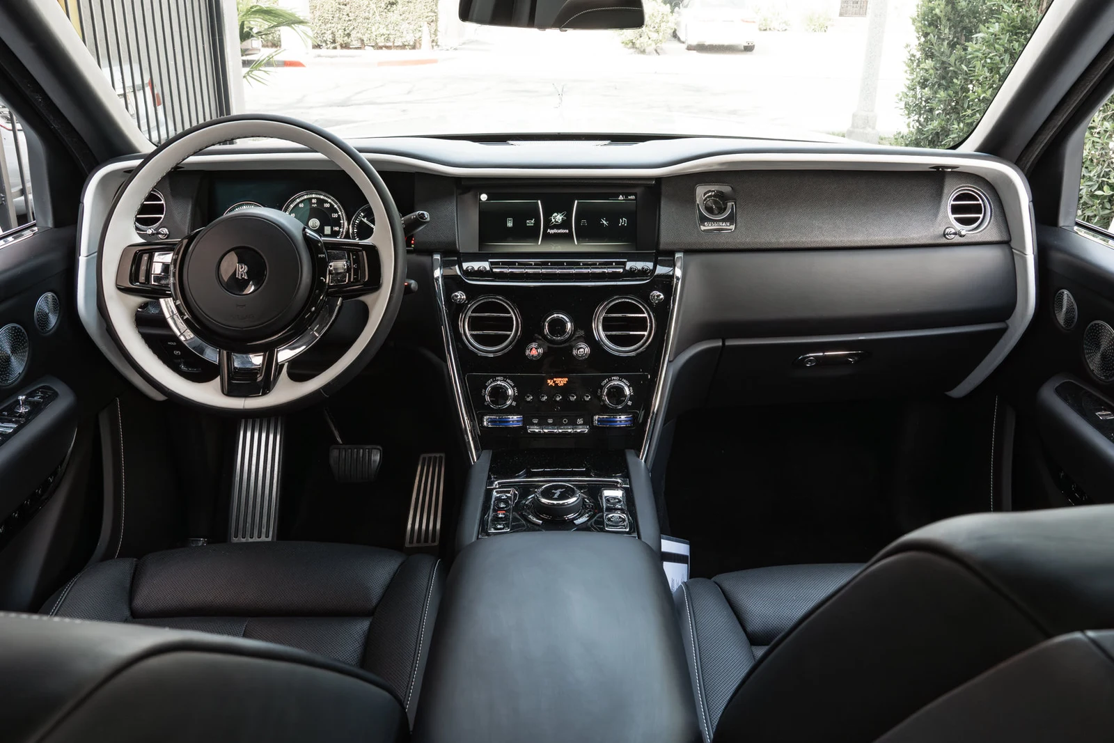 2023 Rolls-Royce Cullinan interior, Black