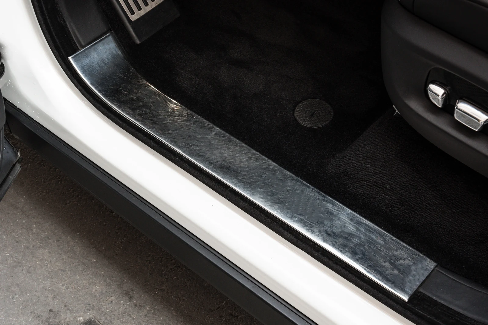 2023 Rolls-Royce Cullinan interior, door sill, Black