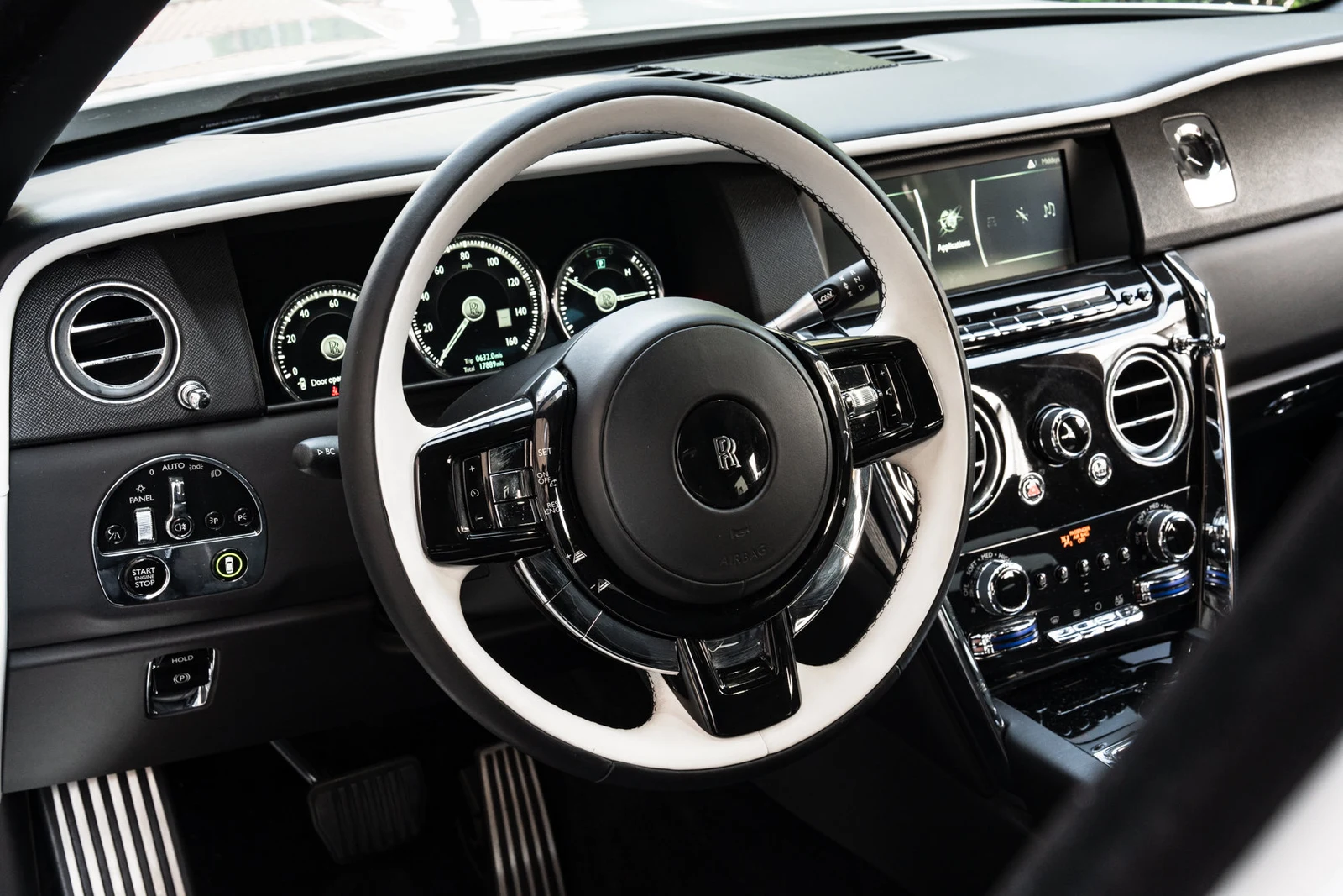 2023 Rolls-Royce Cullinan interior, Black