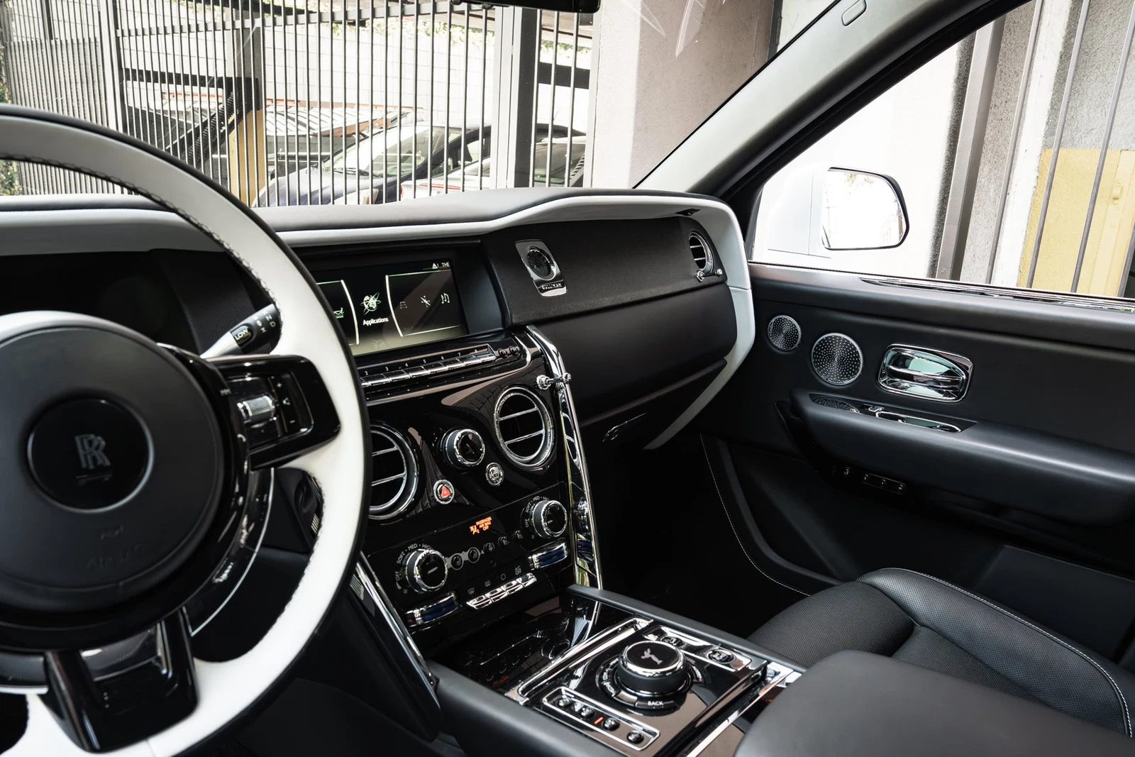 2023 Rolls-Royce Cullinan interior, Black
